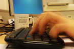 finger auf tastatur